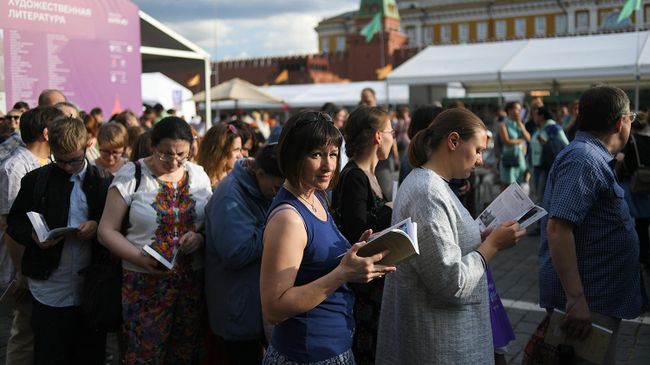 Посетители на книжном фестивале Красная площадь в Москве Посетители на книжном фестивале Красная площадь в Москве