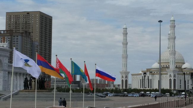 Флаги стран-участниц ЕАЭС на фоне мечети Хазрет Султан в Нур-Султане, где прошло заседание Высшего Евразийского экономического совета Флаги стран-участниц ЕАЭС на фоне мечети Хазрет Султан в Нур-Султане, где прошло заседание Высшего Евразийского экономического совета