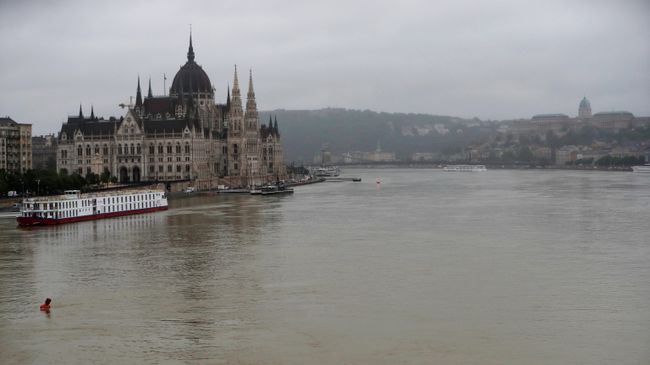 Здание венгерского парламента на реке Дунай, неподалеку от которого был обнаружен затонувший катер. 30 мая 2019 Здание венгерского парламента на реке Дунай, неподалеку от которого был обнаружен затонувший катер. 30 мая 2019