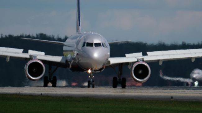 Airbus A320 в аэропорту Шереметьево в Москве Airbus A320 в аэропорту Шереметьево в Москве