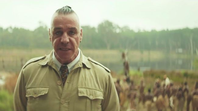 Кадр из видео группы Rammstein на песню Ausländer (Иностранец) Кадр из видео группы Rammstein на песню Ausländer (Иностранец)