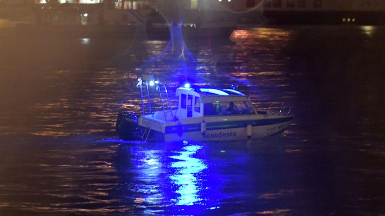Полиция в районе крушения катера в Будапеште Полиция в районе крушения катера в Будапеште