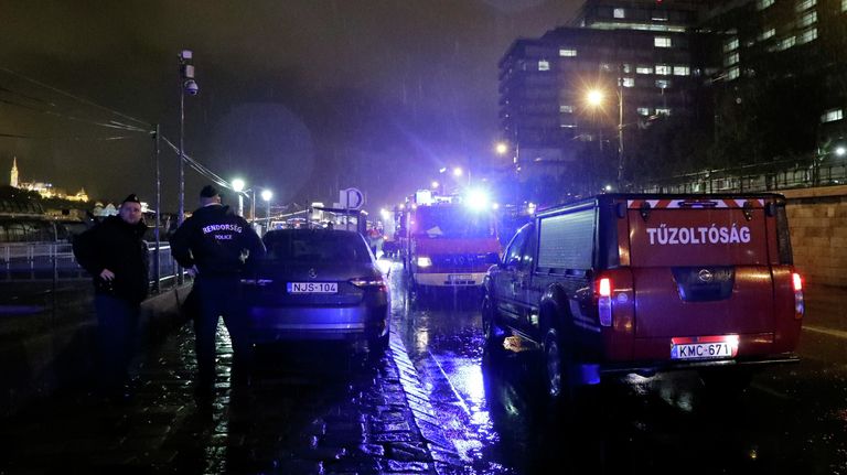 Полиция в районе крушения катера в Будапеште Полиция в районе крушения катера в Будапеште