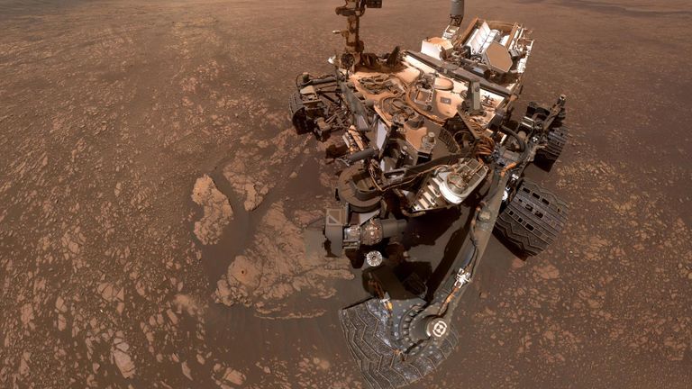 Марсоход Curiosity сделал сэлфи на фоне залежей глины Марсоход Curiosity сделал сэлфи на фоне залежей глины