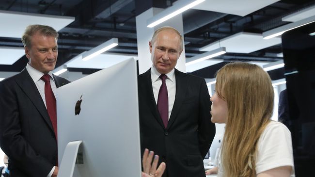 Президент РФ Владимир Путин во время посещения школы программирования Школа 21. 30 мая 2019 Президент РФ Владимир Путин во время посещения школы программирования Школа 21. 30 мая 2019