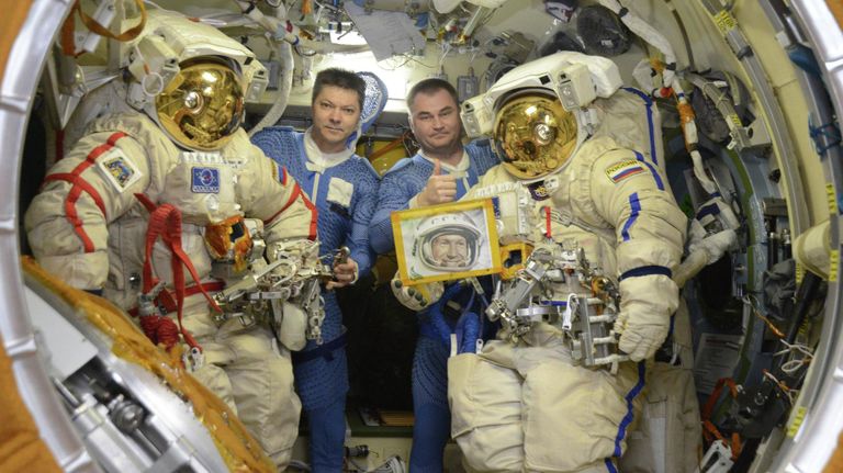 Космонавты Роскосмоса Олег Кононенко и Алексей Овчинин с портретом Алексея Леонова перед выходом в открытый космос Космонавты Роскосмоса Олег Кононенко и Алексей Овчинин с портретом Алексея Леонова перед выходом в открытый космос