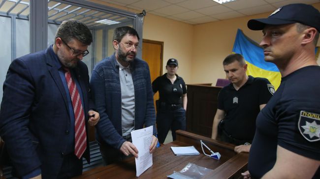 Руководитель портала РИА Новости Украина Кирилл Вышинский и адвокат Андрей Доманский на заседании Подольского районного суда Киева. 30 мая 2019 Руководитель портала РИА Новости Украина Кирилл Вышинский и адвокат Андрей Доманский на заседании Подольского районного суда Киева. 30 мая 2019