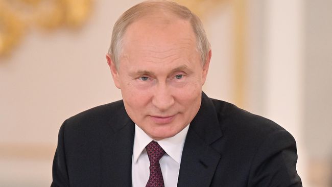 Президент РФ Владимир Путин на церемонии вручения в Кремле орденов Родительская слава родителям многодетных семей. 30 мая 2019 Президент РФ Владимир Путин на церемонии вручения в Кремле орденов Родительская слава родителям многодетных семей. 30 мая 2019