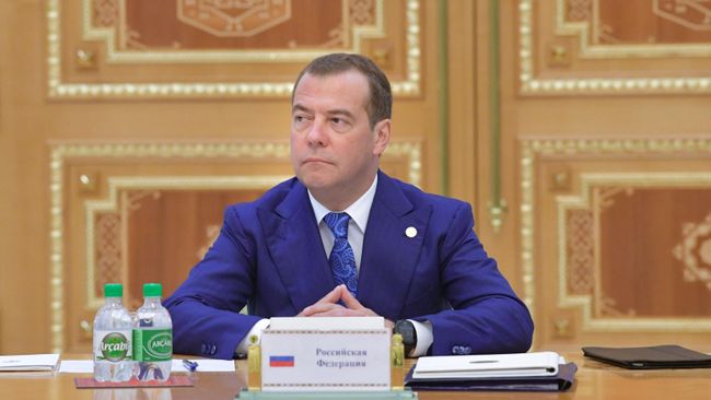Председатель правительства РФ Дмитрий Медведев на заседании Совета глав правительств Содружества Независимых Государств в Ашхабаде. 31 мая 2019 Председатель правительства РФ Дмитрий Медведев на заседании Совета глав правительств Содружества Независимых Государств в Ашхабаде. 31 мая 2019
