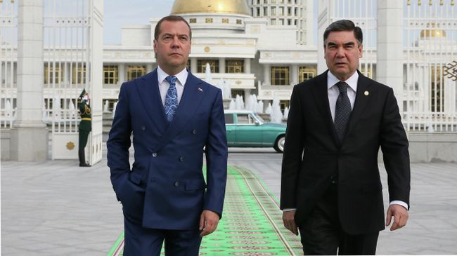Председатель правительства РФ Дмитрий Медведев и президент Туркменистана Гурбангулы Бердымухамедов во время прогулки по Ашхабаду перед заседанием Совета глав правительств СНГ. 31 мая 2019 Председатель правительства РФ Дмитрий Медведев и президент Туркменистана Гурбангулы Бердымухамедов во время прогулки по Ашхабаду перед заседанием Совета глав правительств СНГ. 31 мая 2019