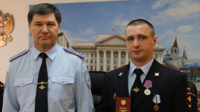 Старший участковый Владимир Дробот (справа) на вручении медали Старший участковый Владимир Дробот (справа) на вручении медали