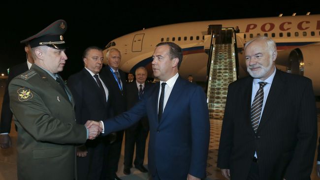 Председатель правительства РФ Дмитрий Медведев и посол РФ в Туркменистане Сергей Блохин во время встречи в аэропорту Ашхабада. 30 мая 2019 Председатель правительства РФ Дмитрий Медведев и посол РФ в Туркменистане Сергей Блохин во время встречи в аэропорту Ашхабада. 30 мая 2019