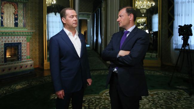 Дмитрий Медведев во время интервью ведущему телепрограммы Вести в субботу Сергею Брилеву. 1 июня 2019 Дмитрий Медведев во время интервью ведущему телепрограммы Вести в субботу Сергею Брилеву. 1 июня 2019