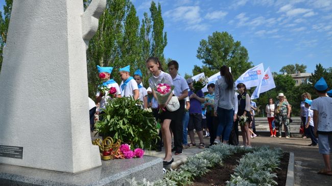 Жители ЛНР возлагают цветы к памятнику Погибшим детям Луганщины в Луганске. 1 июня 2019 Жители ЛНР возлагают цветы к памятнику Погибшим детям Луганщины в Луганске. 1 июня 2019
