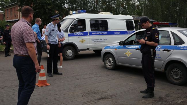 Сотрудники полиции и кинологической службы неподалеку от завода Кристал в Дзержинске. 1 июня 2019 Сотрудники полиции и кинологической службы неподалеку от завода Кристал в Дзержинске. 1 июня 2019
