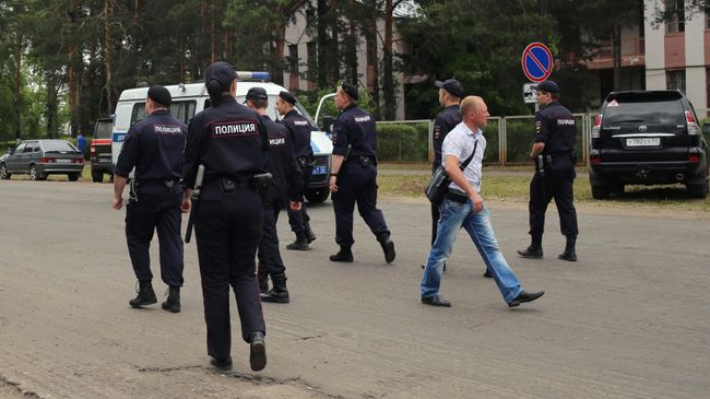 Сотрудники полиции неподалеку от завода Кристал в Дзержинске. 1 июня 2019 Сотрудники полиции неподалеку от завода Кристал в Дзержинске. 1 июня 2019