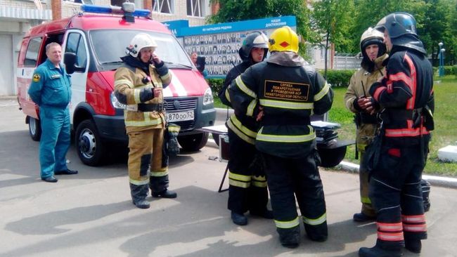 Сотрудники МЧС у проходной завода Кристалл в Дзержинске. 1 июня 2019 Сотрудники МЧС у проходной завода Кристалл в Дзержинске. 1 июня 2019