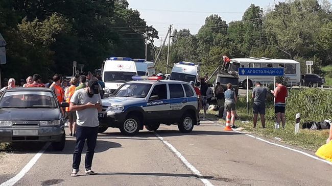 На месте столкновения пассажирского поезда с грузовой автоцистерной с дизельным топливом в Адыгее. 1 июня 2019 На месте столкновения пассажирского поезда с грузовой автоцистерной с дизельным топливом в Адыгее. 1 июня 2019