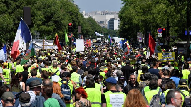 Участники акции протеста жёлтых жилетов в Париже