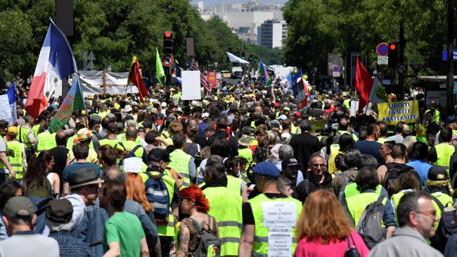 Участники акции протеста жёлтых жилетов в Париже Участники акции протеста жёлтых жилетов в Париже