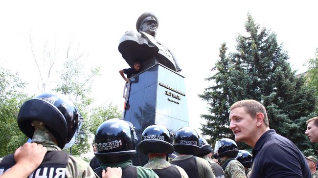 Полиция оцепляет бюст маршала Георгия Жукова в Харькове в 2019 году во время попытки сноса представителями националистических движений Полиция оцепляет бюст маршала Георгия Жукова в Харькове в 2019 году во время попытки сноса представителями националистических движений