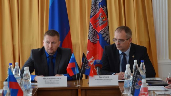 Председатели парламентов ЛНР Денис Мирошниченко и ДНР Владимир Бидевка на встрече в Луганске Председатели парламентов ЛНР Денис Мирошниченко и ДНР Владимир Бидевка на встрече в Луганске