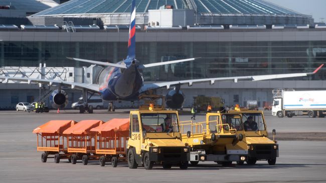 Буксировщики багажа в аэропорту Шереметьево в Москве Буксировщики багажа в аэропорту Шереметьево в Москве