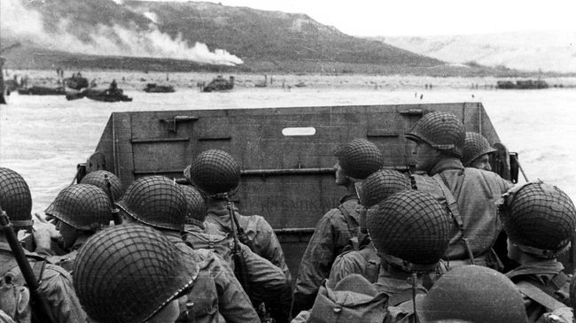 Высадка американских военных на десантном корабле на нормандский пляж Омаха во Франции. 6 июня 1944 Высадка американских военных на десантном корабле на нормандский пляж Омаха во Франции. 6 июня 1944