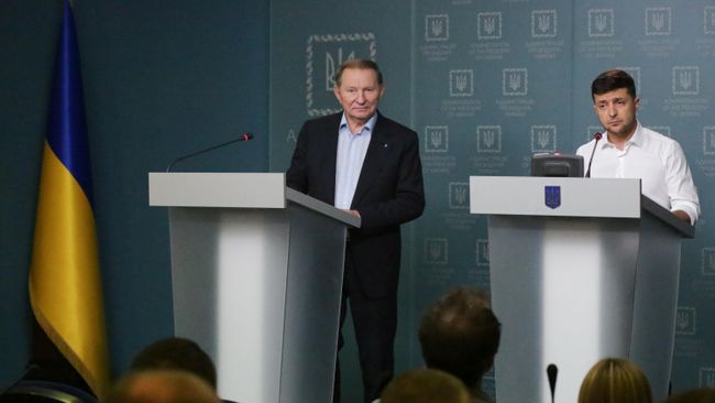 Президент Украины Владимир Зеленский и бывший президент Украины Леонид Кучма во время совместного брифинга в Киеве Президент Украины Владимир Зеленский и бывший президент Украины Леонид Кучма во время совместного брифинга в Киеве