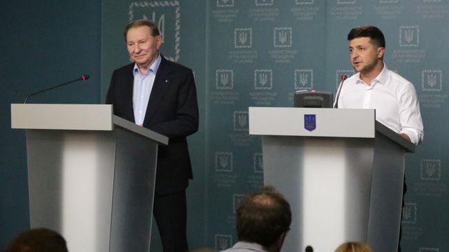 Президент Украины Владимир Зеленский и бывший президент Украины Леонид Кучма во время совместного брифинга в Киеве Президент Украины Владимир Зеленский и бывший президент Украины Леонид Кучма во время совместного брифинга в Киеве