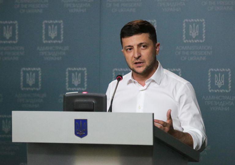 Президент Украины Владимир Зеленский во время совместного брифинга с бывшим президентом Украины Леонидом Кучмой в Киеве
