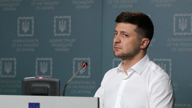 Президент Украины Владимир Зеленский во время совместного брифинга с бывшим президентом Украины Леонидом Кучмой в Киеве
Президент Украины Владимир Зеленский во время совместного брифинга с бывшим президентом Украины Леонидом Кучмой в Киеве