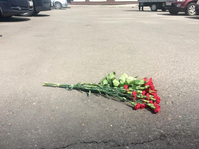 Цветы на месте убийства Никиты Белянкина Цветы на месте убийства Никиты Белянкина