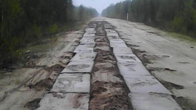Отсутствующие бетонные плиты на единственной дороге, ведущей в село Катайга Верхнекетского района Томской области Отсутствующие бетонные плиты на единственной дороге, ведущей в село Катайга Верхнекетского района Томской области