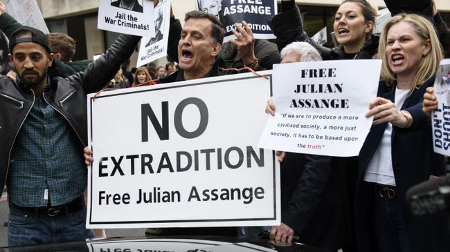 Участники акции в поддержку основателя WikiLeaks Джулиана Ассанжа у здания Вестминстерского мирового суда в Лондоне. Архивное фото Участники акции в поддержку основателя WikiLeaks Джулиана Ассанжа у здания Вестминстерского мирового суда в Лондоне. Архивное фото