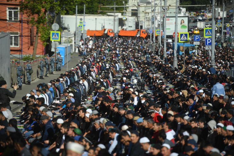 Мусульмане во время намаза в день праздника Ураза-байрам у Соборной мечети в Москве. 4 июня 2019 Мусульмане во время намаза в день праздника Ураза-байрам у Соборной мечети в Москве. 4 июня 2019