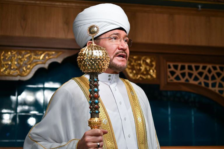 Председатель Совета муфтиев России, председатель Духовного управления мусульман России муфтий шейх Равиль Гайнутдин во время намаза в день праздника Ураза-байрам в Соборной мечети в Москве.