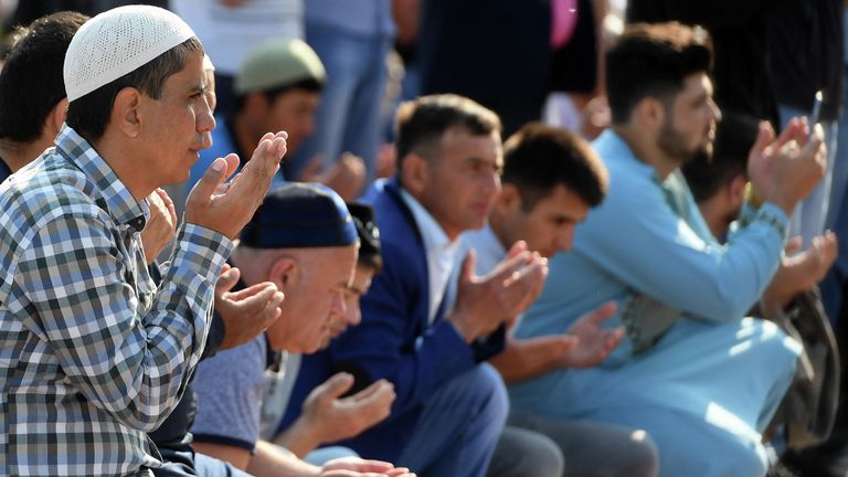 Мусульмане во время намаза в день праздника Ураза-байрам у мечети Кул-Шариф в Казани Мусульмане во время намаза в день праздника Ураза-байрам у мечети Кул-Шариф в Казани