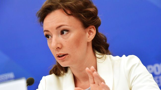 Уполномоченный при Президенте РФ по правам ребенка Анна Кузнецова во время пресс-конференции в ММПЦ МИА Россия сегодня. 4 июня 2019 Уполномоченный при Президенте РФ по правам ребенка Анна Кузнецова во время пресс-конференции в ММПЦ МИА Россия сегодня. 4 июня 2019