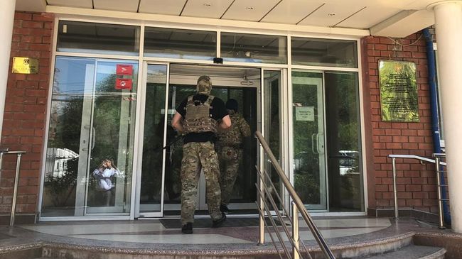 Сотрудники спецслужб во время мероприятий по задержанию руководителя Управления Росреестра по Республике Дагестан Сафиюла Магомедова Сотрудники спецслужб во время мероприятий по задержанию руководителя Управления Росреестра по Республике Дагестан Сафиюла Магомедова