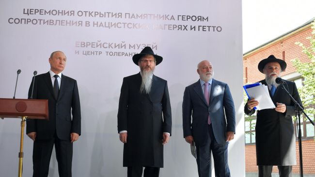 Президент РФ Владимир Путин во время церемонии открытия памятника Героям сопротивления в фашистских концлагерях и еврейских гетто в годы Второй мировой войны на территории Еврейского музея и центра толерантности Президент РФ Владимир Путин во время церемонии открытия памятника Героям сопротивления в фашистских концлагерях и еврейских гетто в годы Второй мировой войны на территории Еврейского музея и центра толерантности