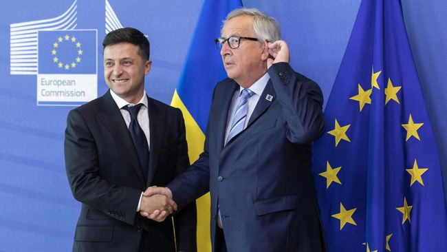 Президент Украины Владимир Зеленский и председатель Европейской комиссии Жан-Клод Юнкер во время встречи в Брюсселе Президент Украины Владимир Зеленский и председатель Европейской комиссии Жан-Клод Юнкер во время встречи в Брюсселе