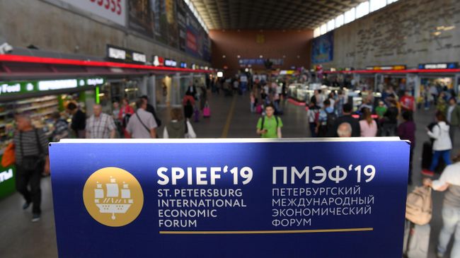 Табличка с символикой Петербургского международного экономического форума на железнодорожном вокзале в Санкт-Петербурге. Архивное фото Табличка с символикой Петербургского международного экономического форума на железнодорожном вокзале в Санкт-Петербурге. Архивное фото