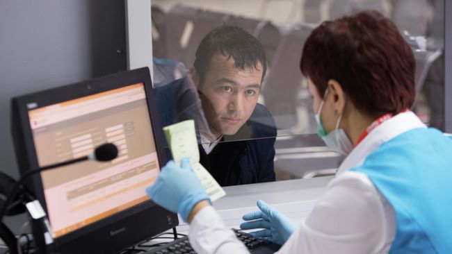 Посетитель в многофункциональном миграционном центре Посетитель в многофункциональном миграционном центре