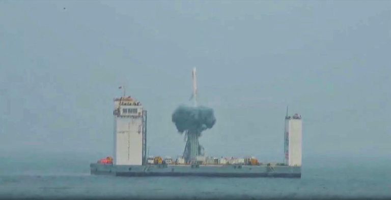 Пуск ракеты-носителя Чанчжэн-11 (CZ-11) с морской платформы в Желтом море. 5 июня 2019 Пуск ракеты-носителя Чанчжэн-11 (CZ-11) с морской платформы в Желтом море. 5 июня 2019