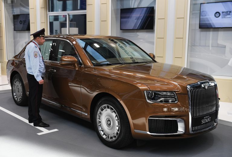 Автомобиль Aurus Senat у конгрессно-выставочного центра Экспофорум накануне открытия Петербургского международного экономического форума 2019