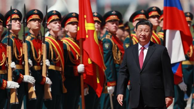 Председатель КНР Си Цзиньпин, прибывший в Москву с государственным визитом, во время церемонии встречи в аэропорту. 5 июня 2019 Председатель КНР Си Цзиньпин, прибывший в Москву с государственным визитом, во время церемонии встречи в аэропорту. 5 июня 2019