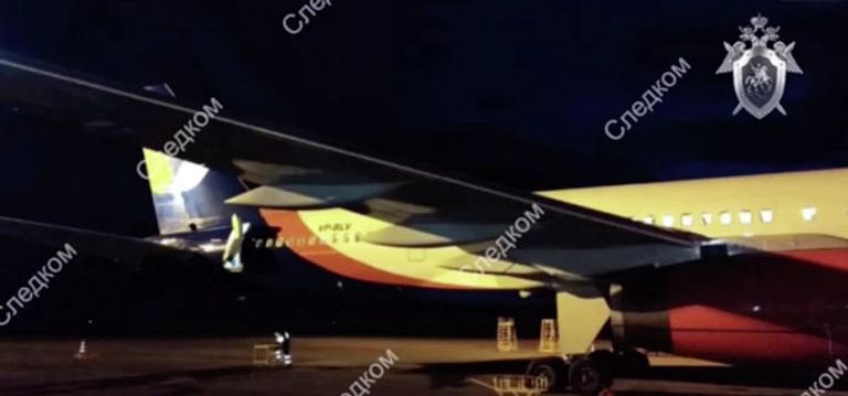 Пассажирский самолет Boeing 757-200, совершивший посадку в нештатном режиме в Барнауле Пассажирский самолет Boeing 757-200, совершивший посадку в нештатном режиме в Барнауле