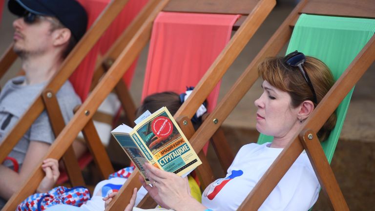 Посетители книжного фестиваля на Красной площади в Москве
Посетители книжного фестиваля на Красной площади в Москве