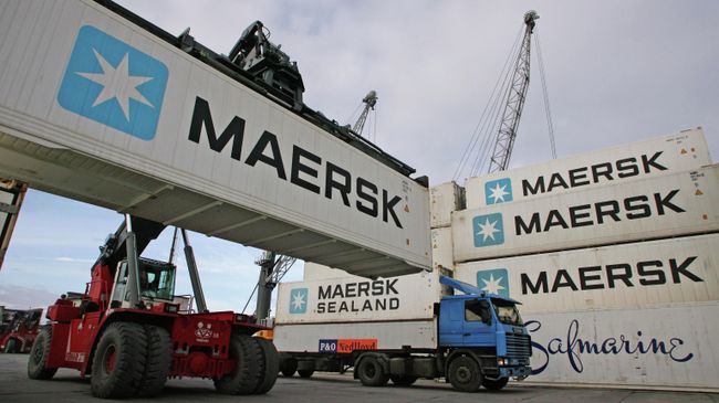 Контейнеры в логотипом Maersk
